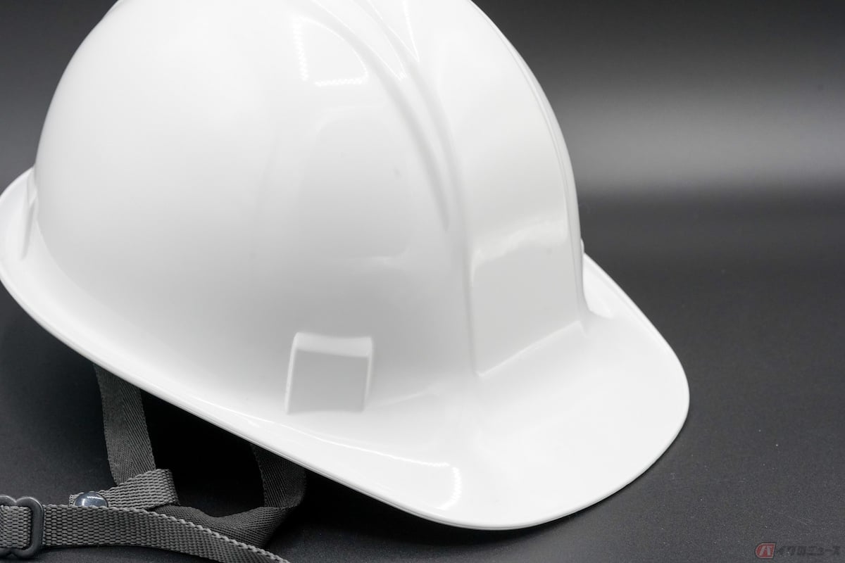 工事用ヘルメットなどを使用し、行動をバイクで走行すると、警察官によっては危険と判断され、注意や指導されるだけでなく、違反とみなされる場合もある