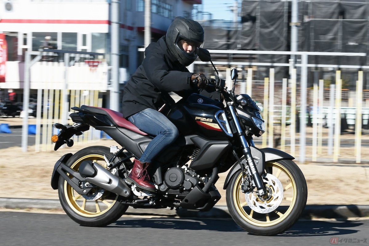 低くて元気なエンジン音と振動、そして、アクセルをひねると意外とポンと軽快に進む