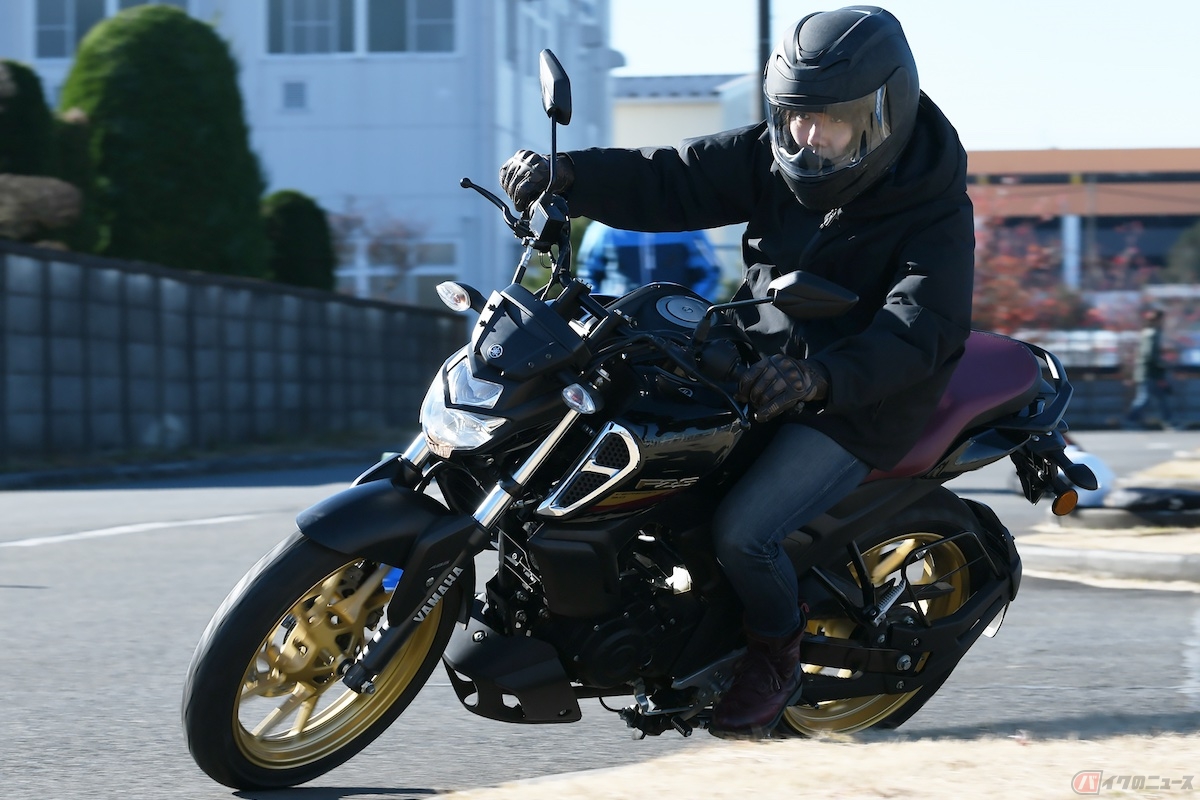 コーナリングではとても軽快にパタパタと左右に倒しこむことができる