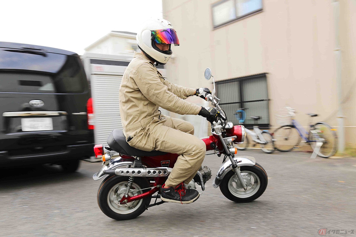 お店の駐車場で走りまわる細井さん