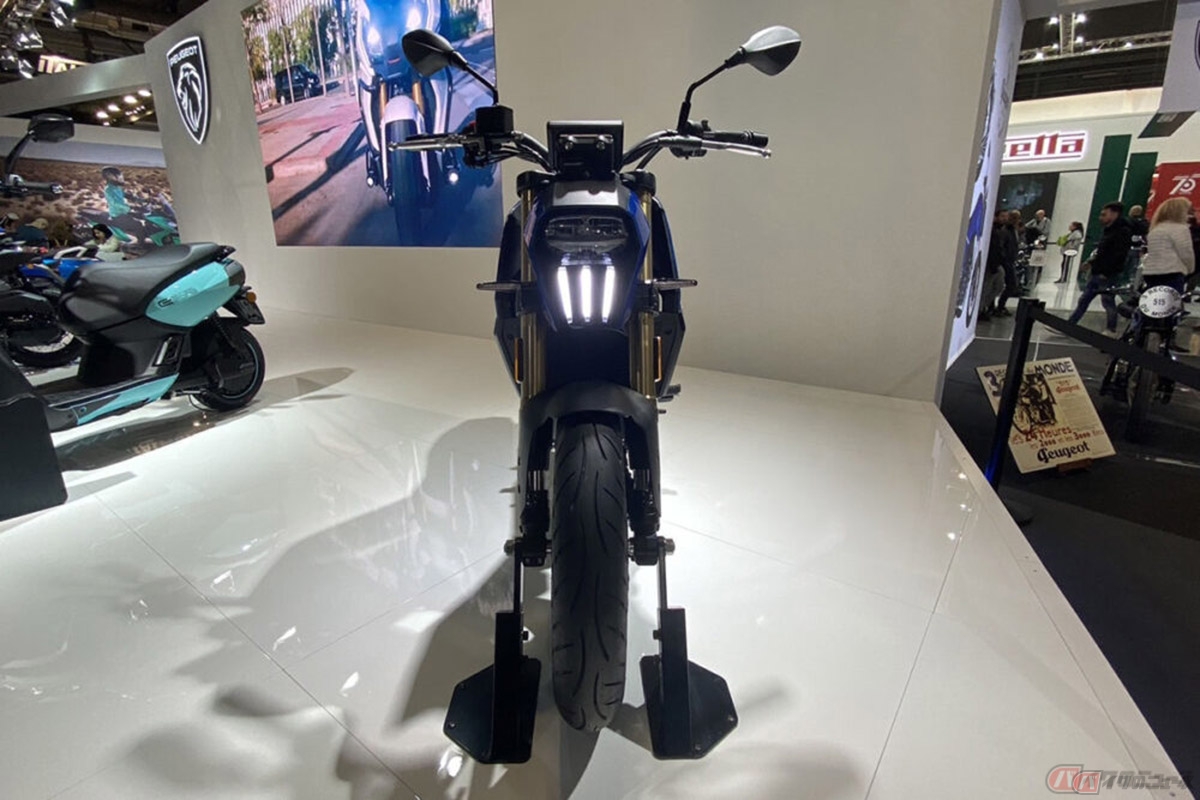 プジョー「PM-01」。プジョーのアイデンティティである「ライオンズクロー（ライオンのかぎ爪）」の意匠を盛り込んだヘッドライト・テールライトが採用されています