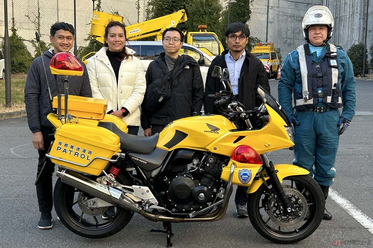 首都高を訪れたタイ高速道路公社 (EXAT) の保全系技術社員と、黄バイク隊隊員