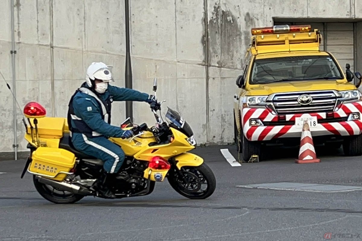 首都高の黄バイク隊隊員によるデモ走行