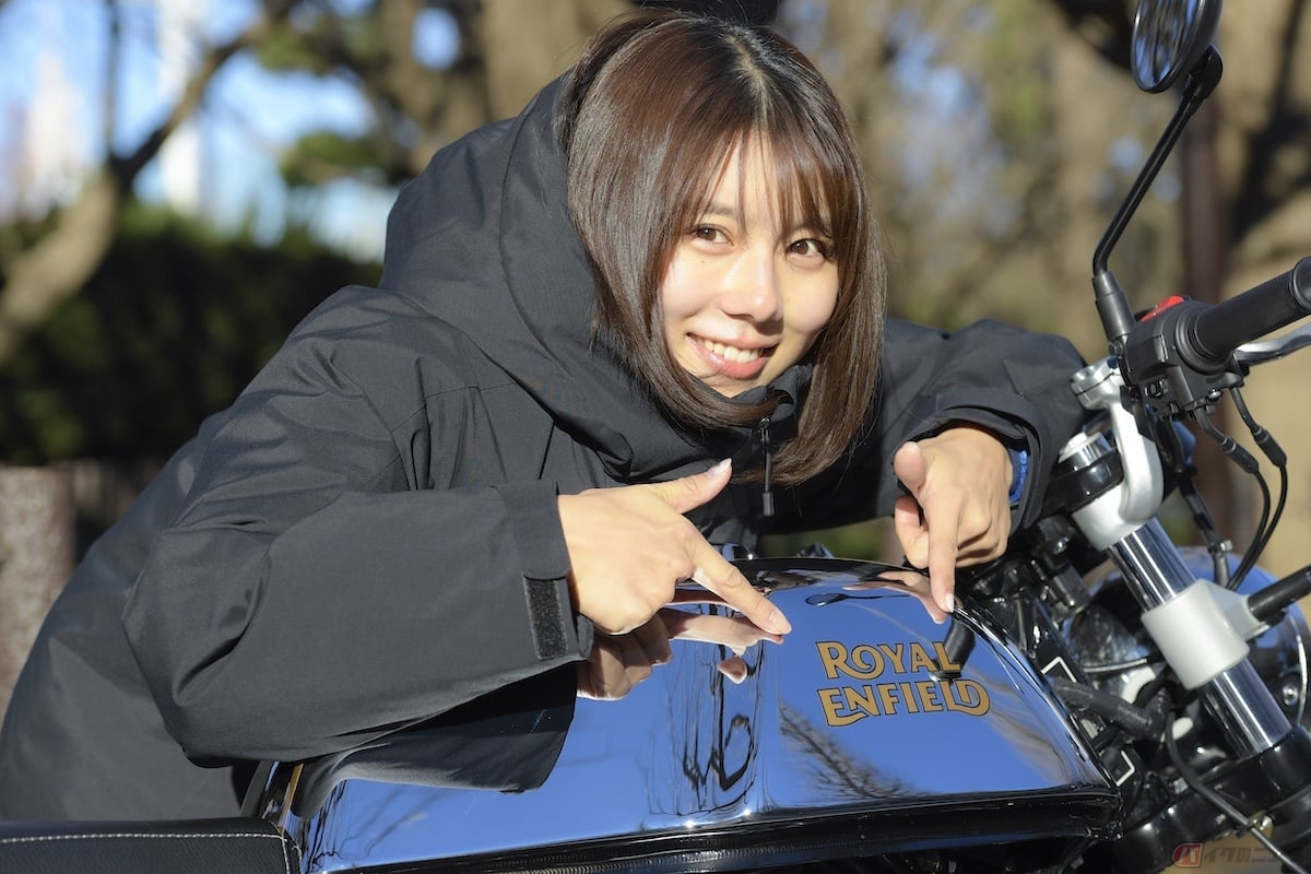 ギラギラタンクに書かれたROYAL ENFIELDのロゴが可愛い