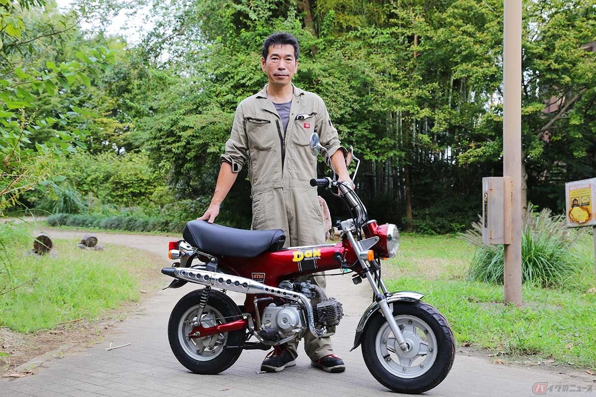 ダックス50とナインゲート店主・細井さん。この車両はすでに売約済みとのこと
