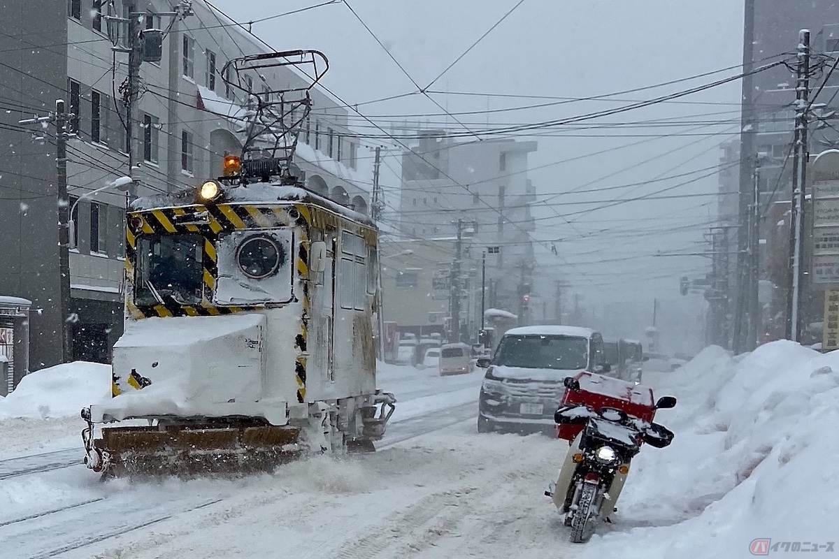 雪が多い地域では除雪車による除雪がおこなわれるのが一般的