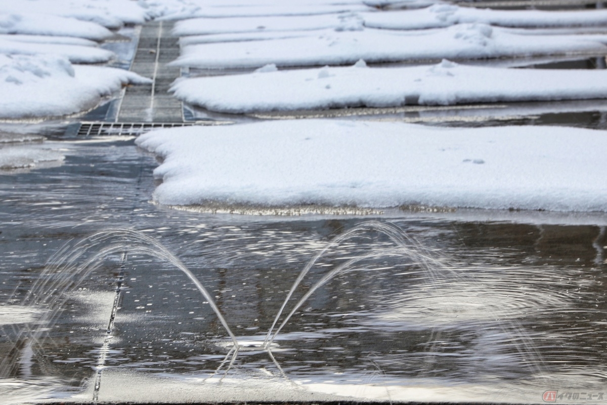 ポンプでくみ上げられた地下水使う消雪パイプ