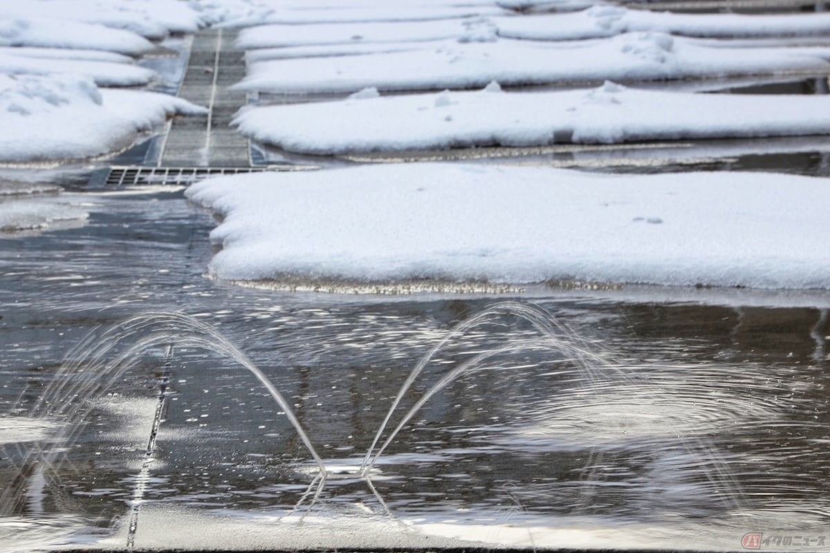ポンプでくみ上げられた地下水使う消雪パイプ