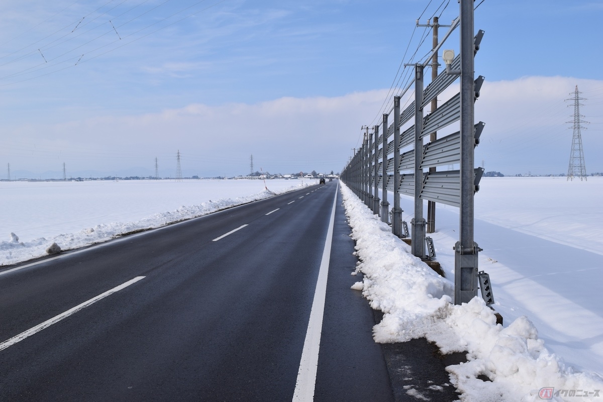 視程障害を防ぐ「防雪柵」