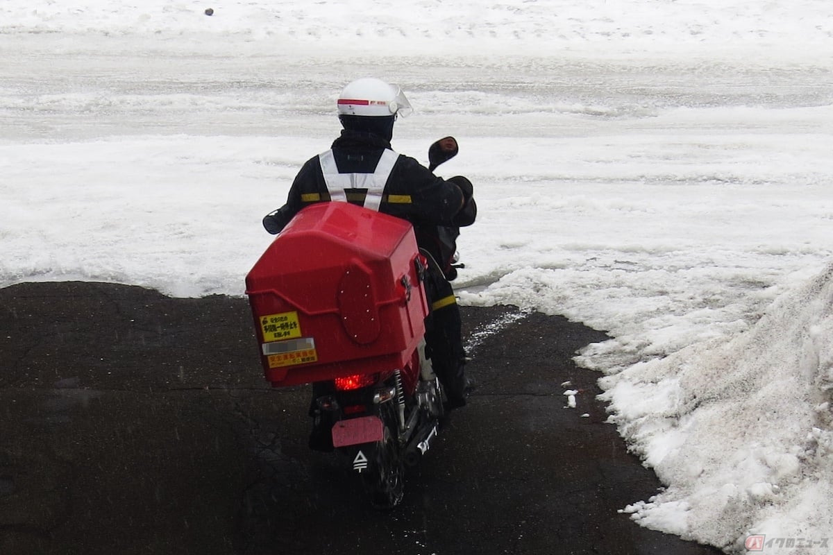 冬場でもバイクを使用して配達をおこなう郵便局