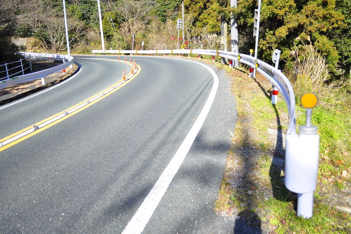 対向車線への飛び出しが予想される危険なカーブや、追い越し禁止区間などで特に多く設置される傾向にある