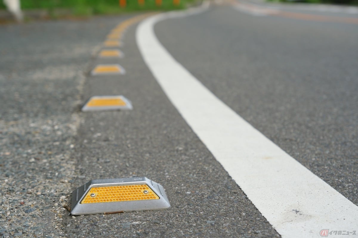 路面に設置されているチャッターバー