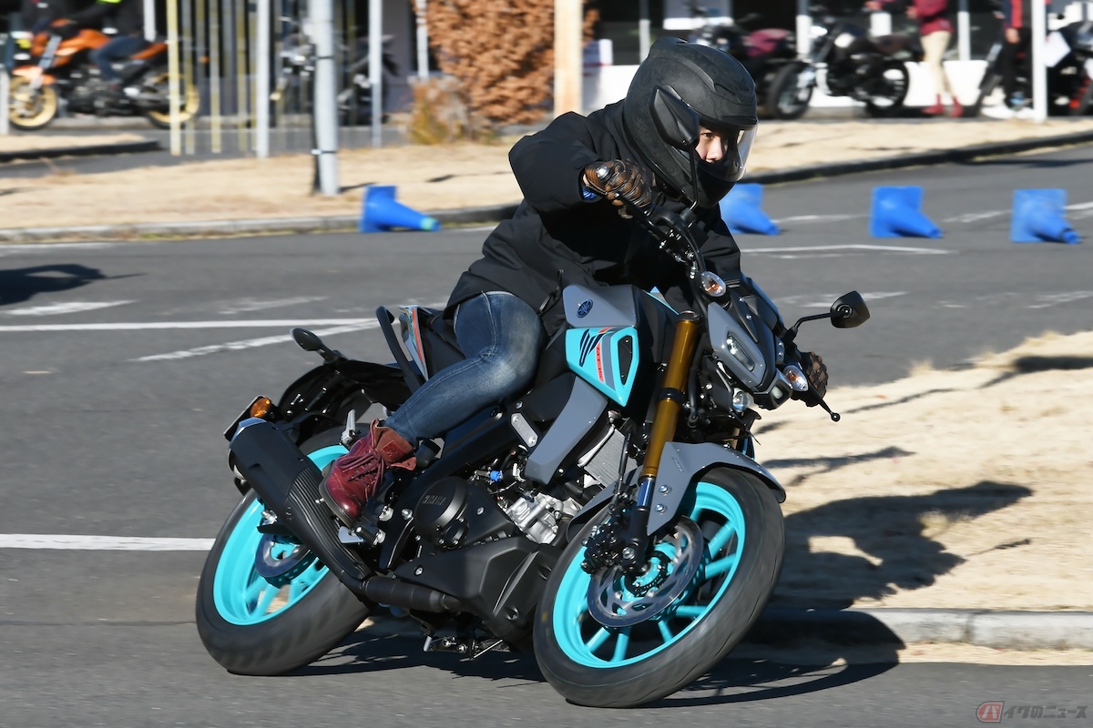 コーナーリングでは軽快に向きを変えてくる