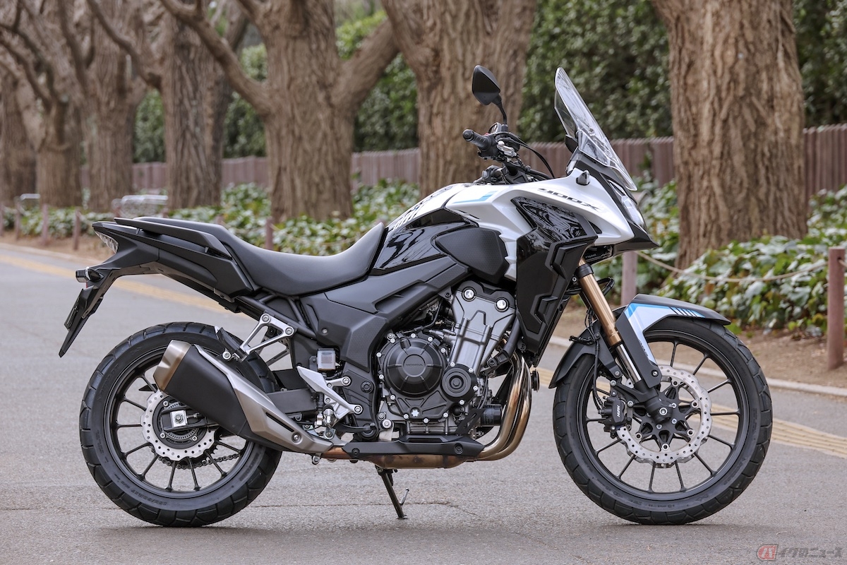 サイドから見る400Xは、都市にも映えるスマートなカタチに見える