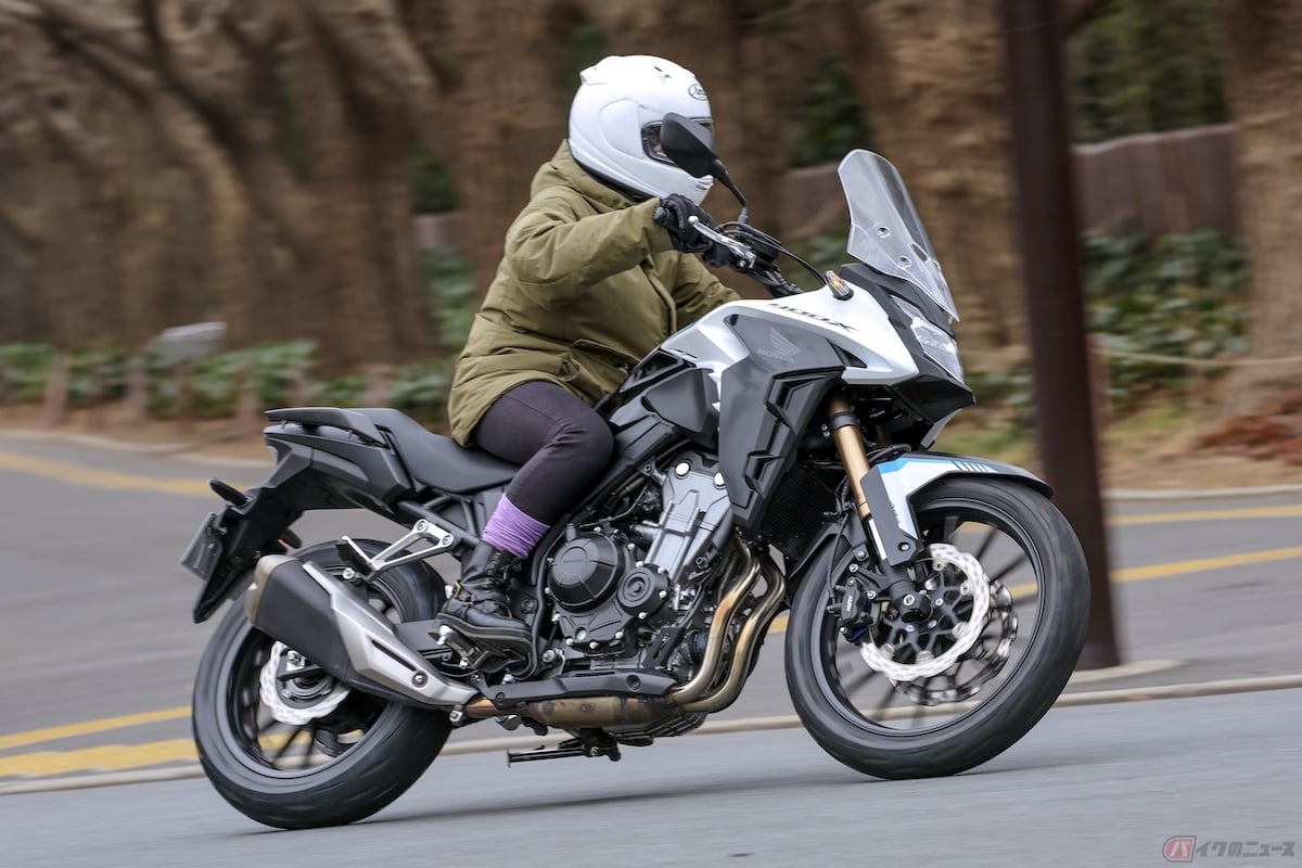 姿勢は前傾になることもなく、しっかりと上半身が起き上がりアップライディングな状態でいられる