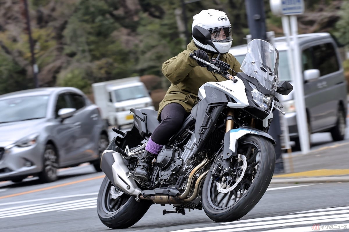 深さを感じる400Xの乗り心地は、市街地でも無理なく操作できる