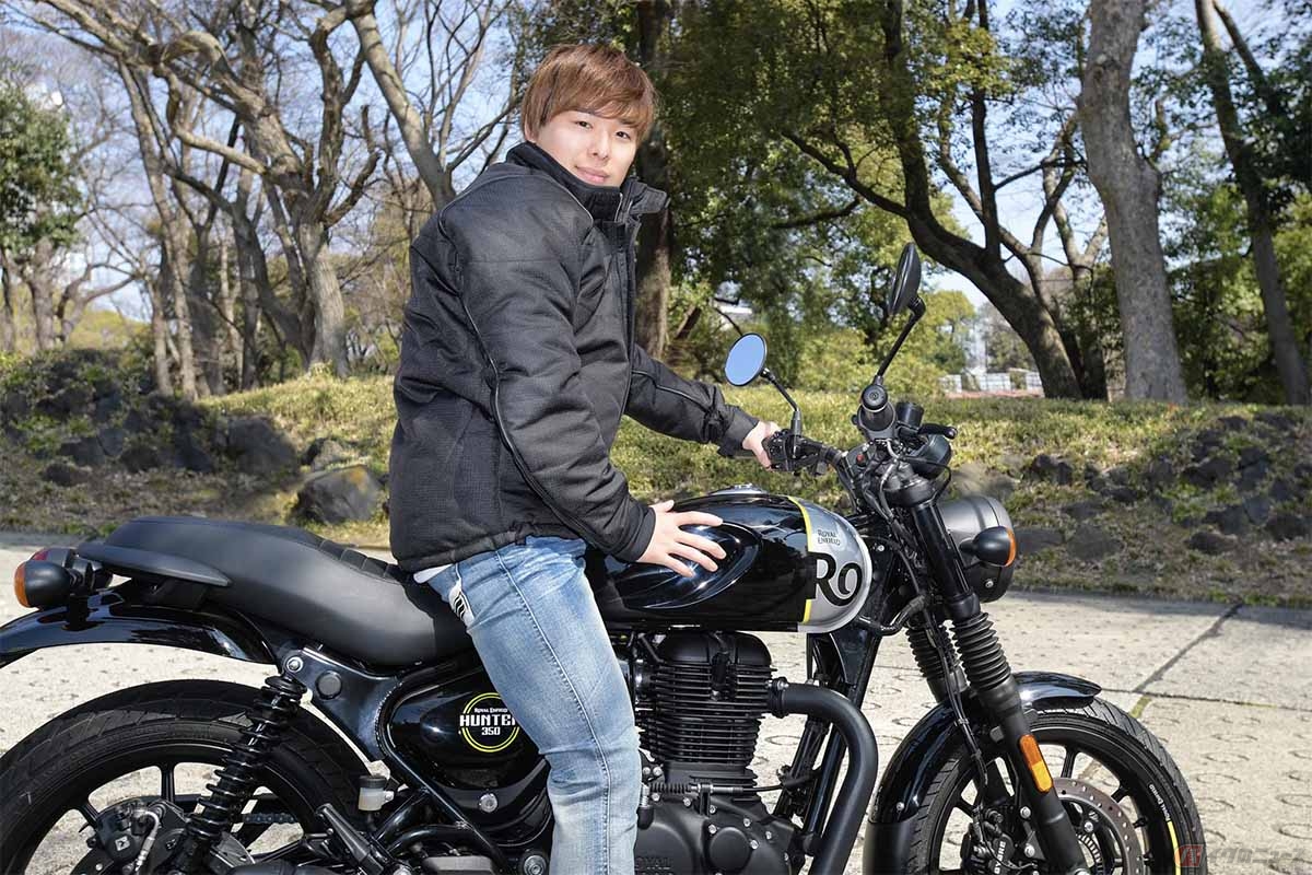 ロイヤルエンフィールド新型「ハンター350」とレーシングライダーの石塚健選手