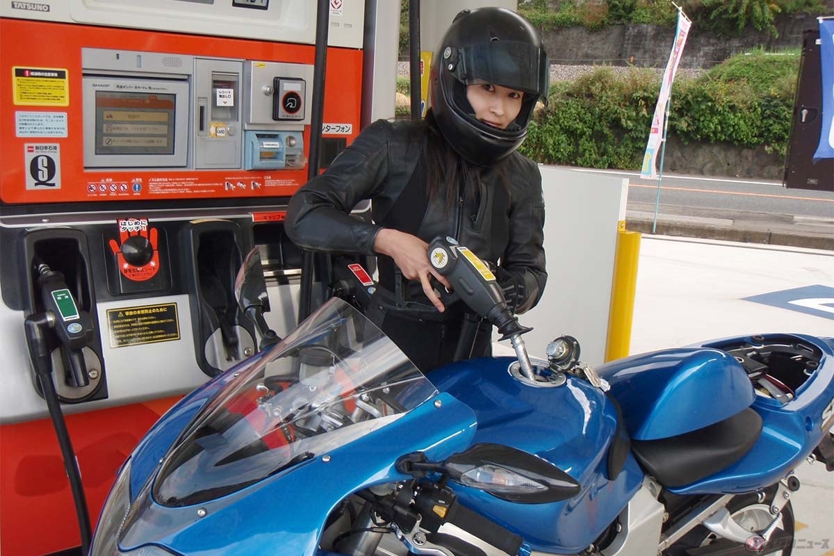 ガソリンスタンドでバイクに給油する様子