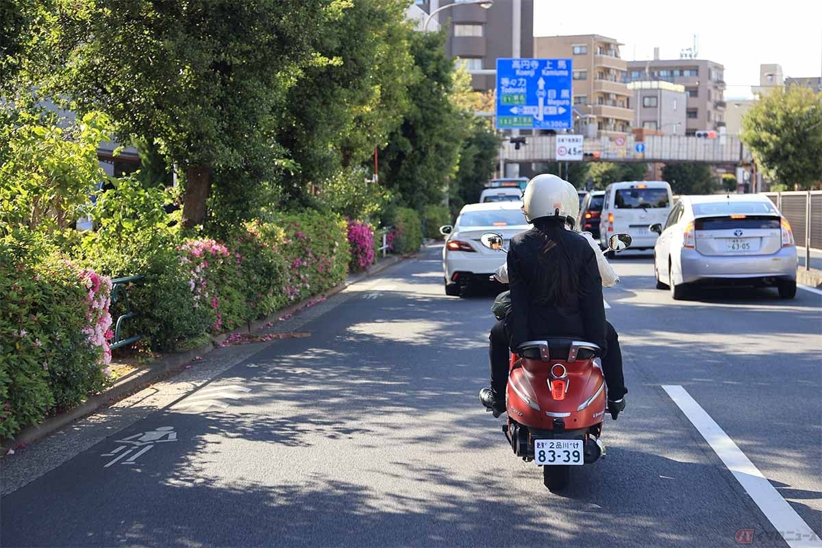 タンデムの同乗者はクルマの助手席同様、スマホをいじっていても違反にはならない