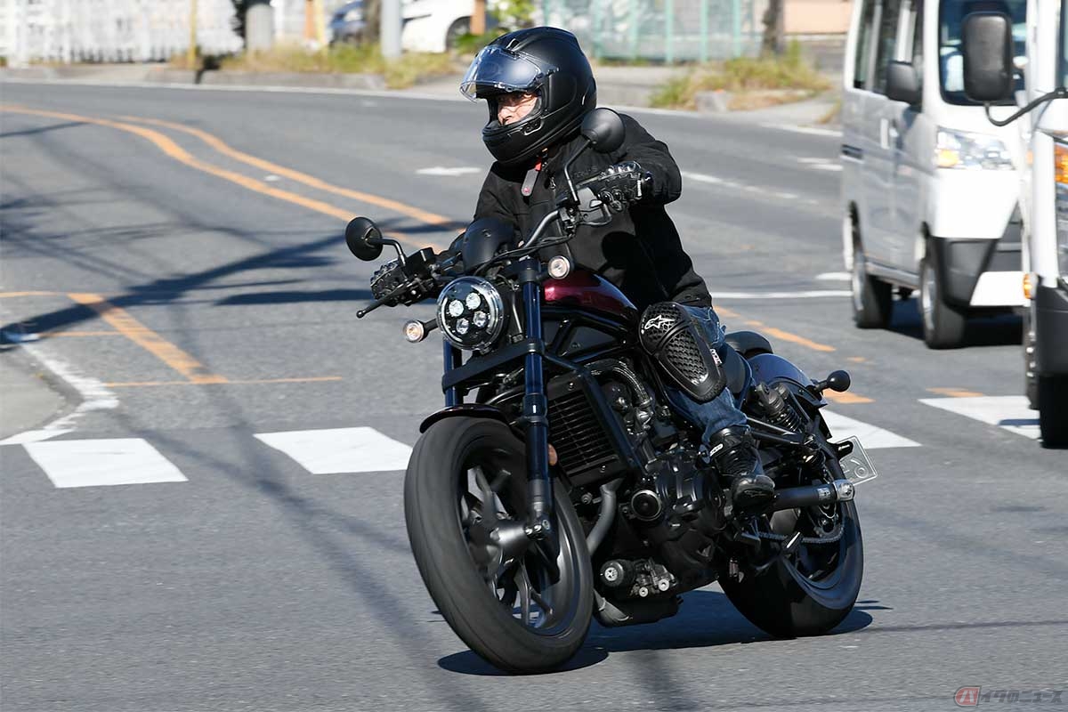 ホンダ「Rebel 1100 DCT」に乗る筆者(木下隆之)。大型バイクながらシート高が低くて乗りやすいという