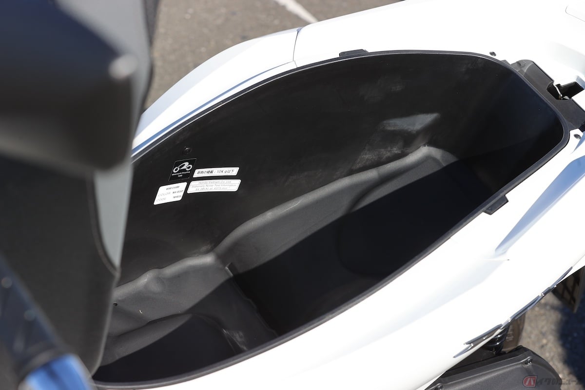 自転車より速く、荷物も多く積める「PCX」は、街中での利便性は抜群