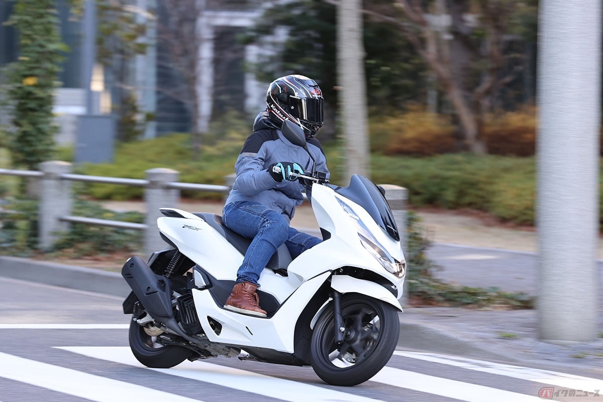 ホンダ「PCX」で走行する筆者(先川知香)