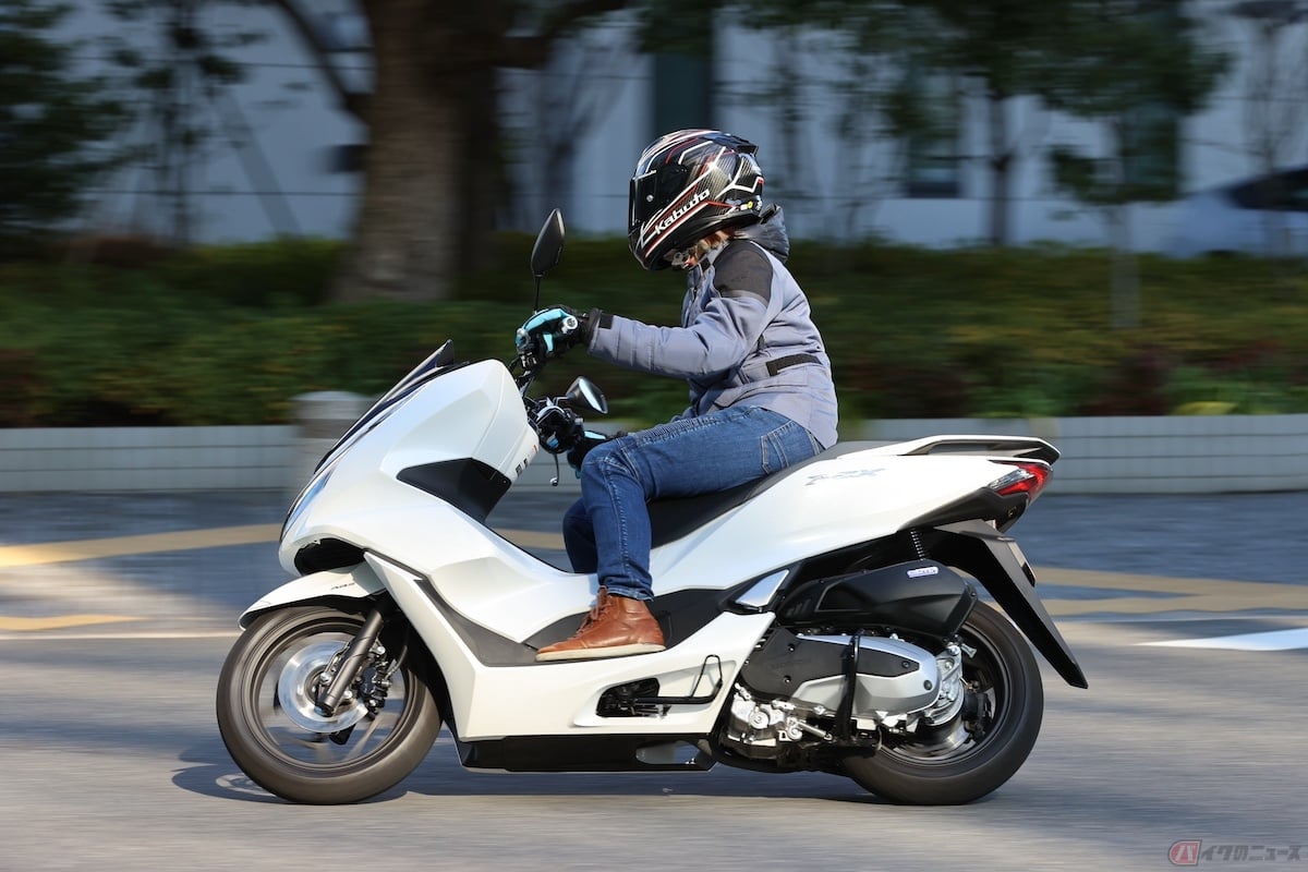 ホンダ「PCX」で走行する筆者(先川知香)