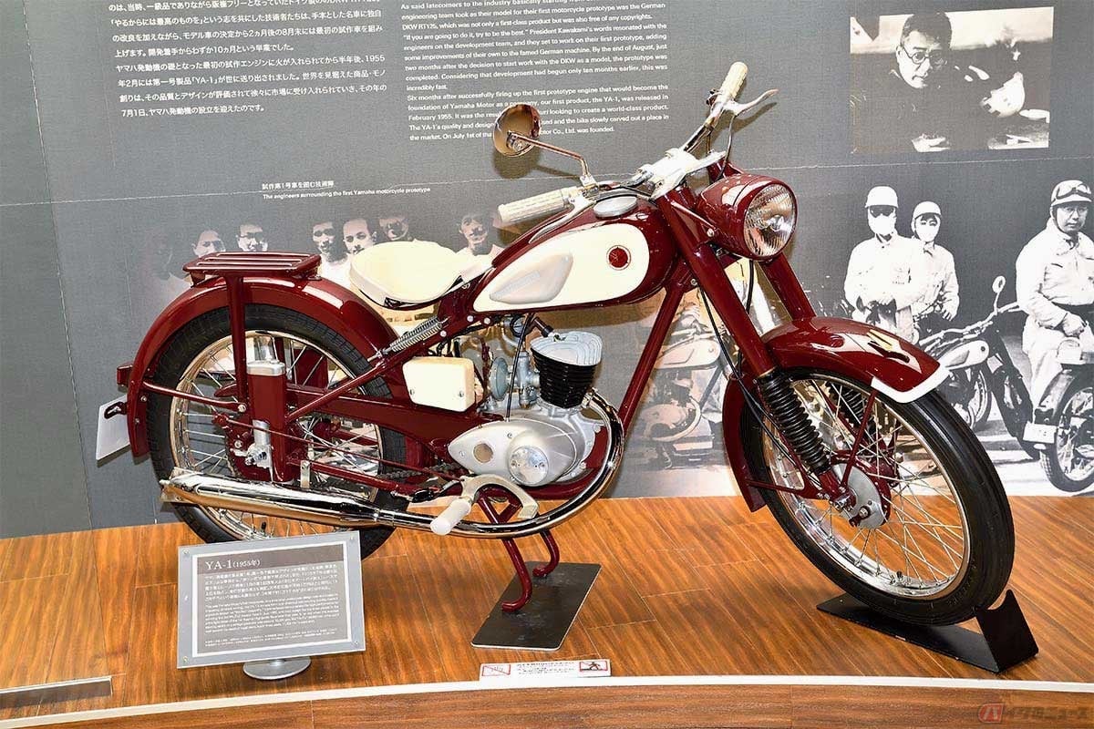 ヤマハの第1号車となった1955年型「YA-1」。エンジンはピストンバルブ吸気の空冷2ストローク125cc単気筒、最高出力は5.6ps/5000rpm