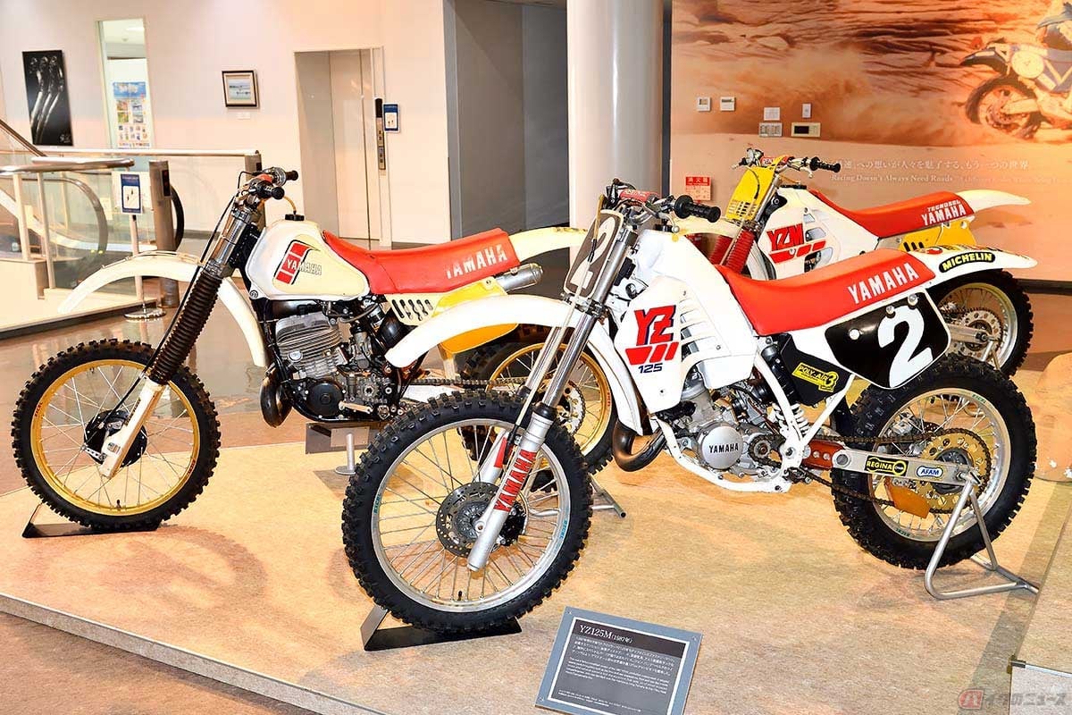 取材当日のコミュニケーションプラザには、往年の2ストロークモトクロッサーが展示されていた。手前右の1987年型「YZ125M」と奥左の1983年型「YZM500」は、シリーズチャンピオンを獲得している