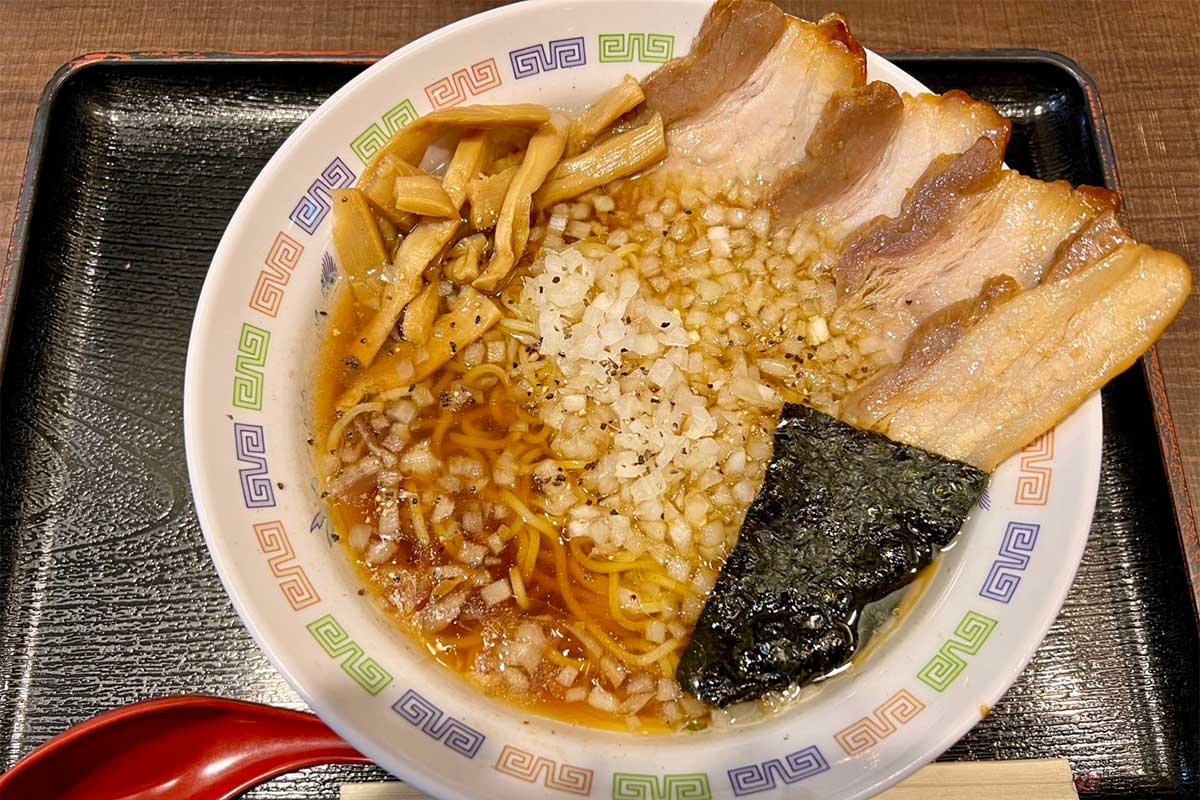 「石川PA」(下り)で朝からいただく「石川特製チャーシュー麺」(890円)。刻み玉ねぎがふんだんに使われ、醤油スープの表面がラードで覆われている、いわゆる八王子ラーメンだった