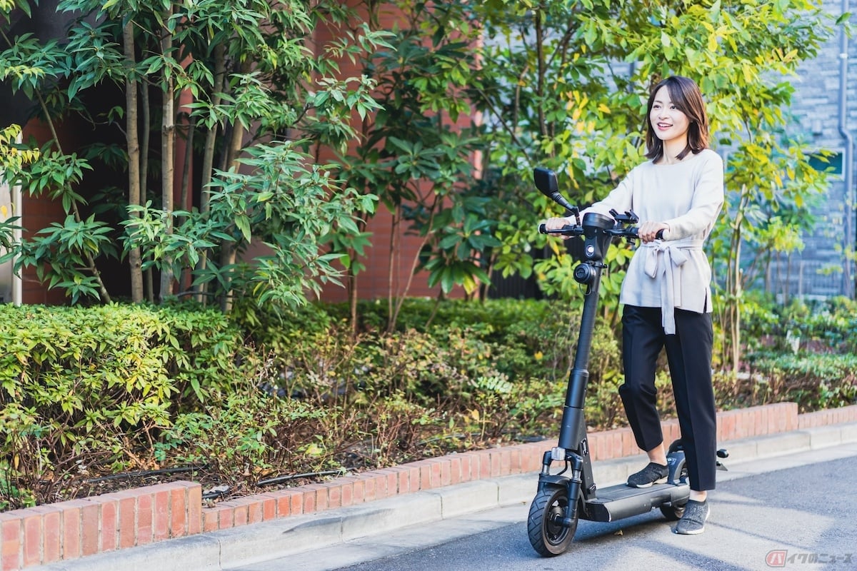 特例電動キックボードの実証実験を一部地域では、ヘルメットの着用は任意