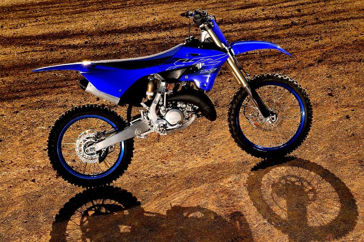 当記事は2ストロークエンジンのパワーユニットに的を絞っているが、2022年型の「YZ125」や「YZ250」は、足まわりやライディングポジション関連部品なども見直しを受けている