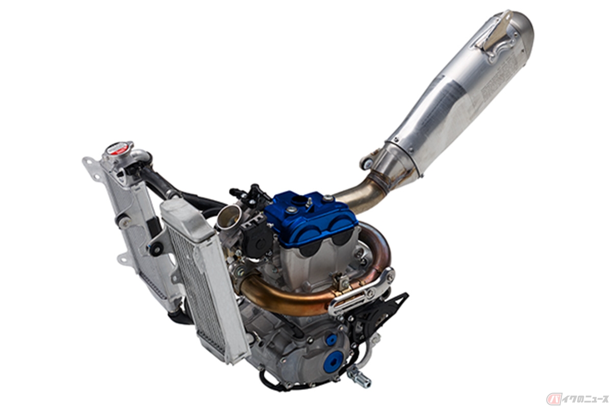 現行「YZ450F」のパワーユニット。スロットルボディ+インジェクターはシリンダーヘッド前方上部に設置。エキゾーストパイプはシリンダー外周をぐるりと一周してから後方に向かう