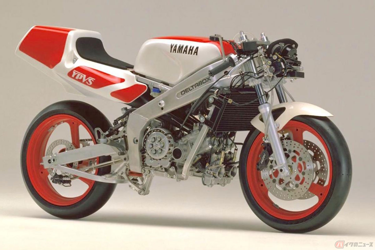 1988年型から1990年型「TZ250」と、1989年型から1990年型「TZR250」は、チャンバーのストレート化を重視して既存の吸排気系の反転となる、前方吸気・後方排気を採用していた