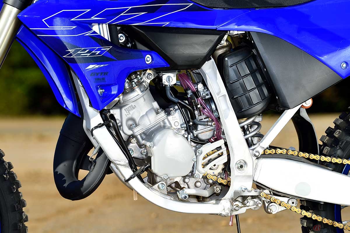 素人目には従来型との区別がつかない……かもしれないが、2022年型「YZ125」のパワーユニットは、ほとんどすべての部品を新作している