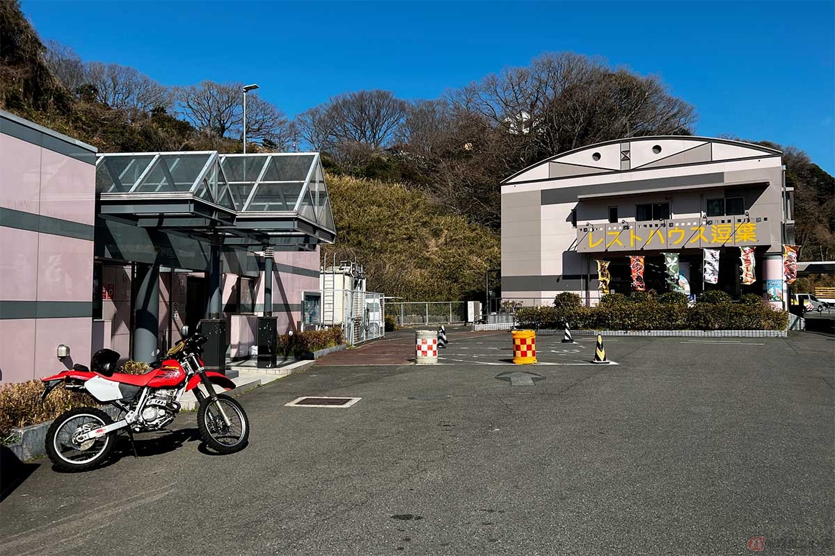 「逗葉新道」の葉山側、料金所の横にある「レストハウス逗葉」。テラス席もあるので停めた愛車を眺めながら休憩もできる
