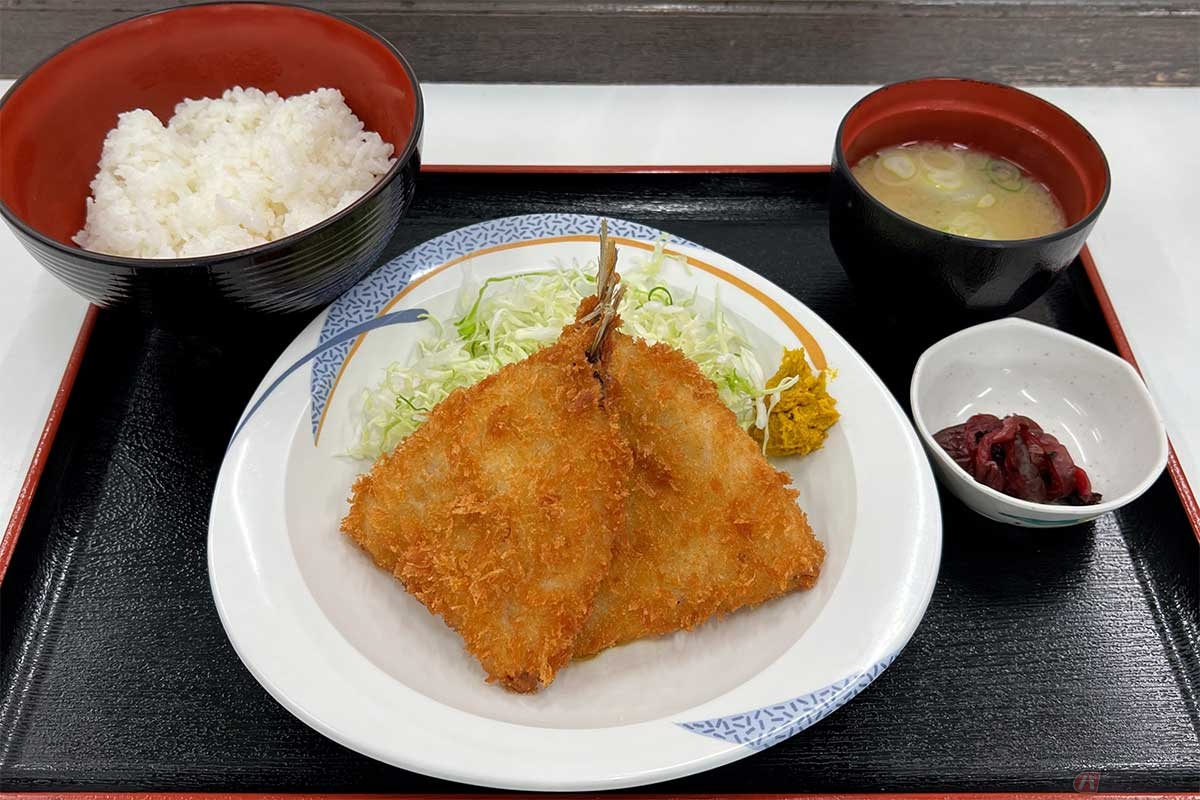 「レストハウス逗葉」の「アジフライ定食」。他にも「アジフライとメンチカツ定食」、「アジフライと鶏唐揚げ定食」がある。それぞれ820円