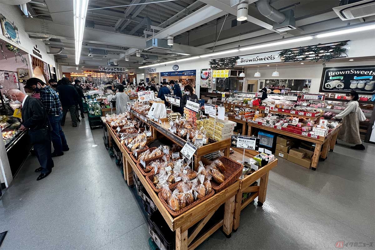 「逗葉新道」を葉山側に出たところにある「HAYAMA STATION」は、地元の特産、名産品を購入できる人気のショッピングセンター