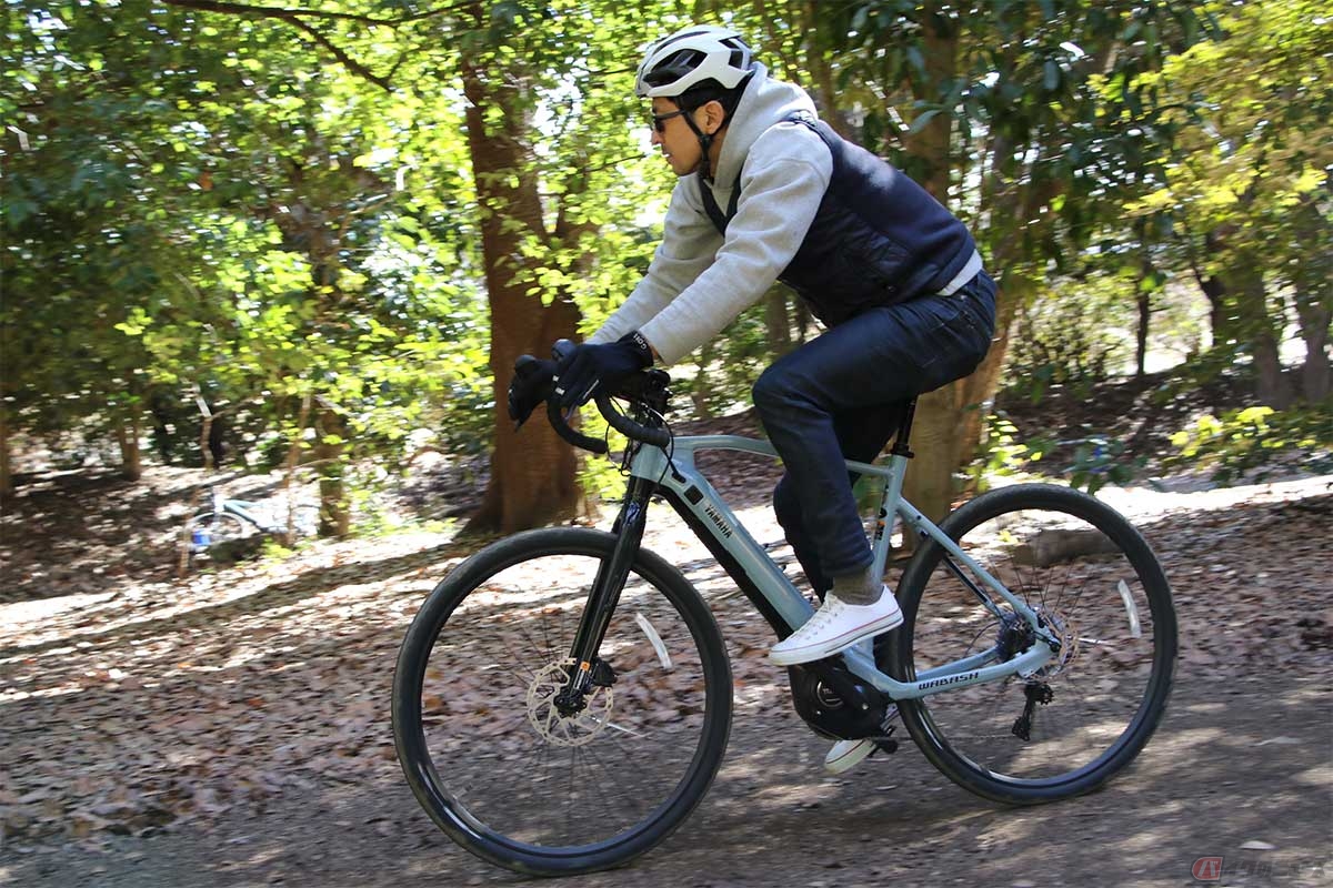 ヤマハ新型「WABASH RT」に試乗する筆者(山本健一)