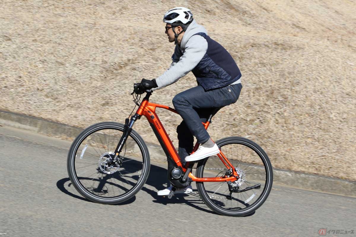 ヤマハ新型「CROSSCORE RC」に試乗する筆者(山本健一)