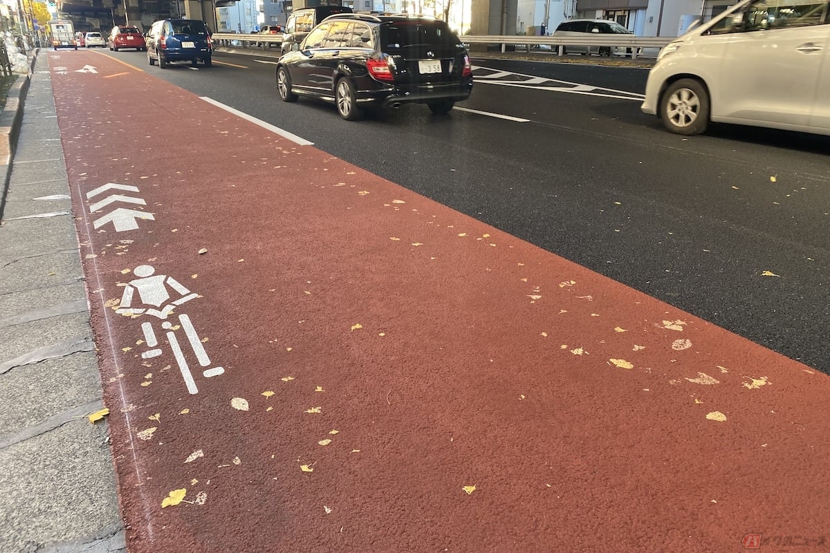 全国で行われている特例措置として、小型特殊自動車としての位置づけや、自転車道の通行が可能