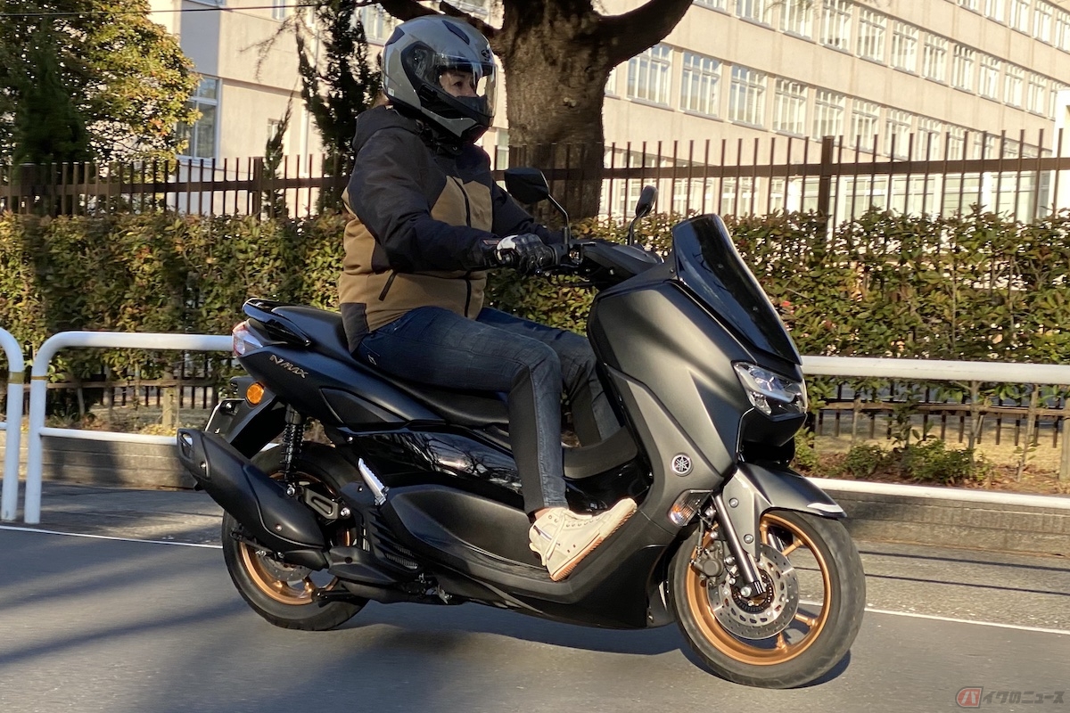 減速もスロットルを戻してブレーキを握るとNMAXは、不安なくすぐに反応してくれる