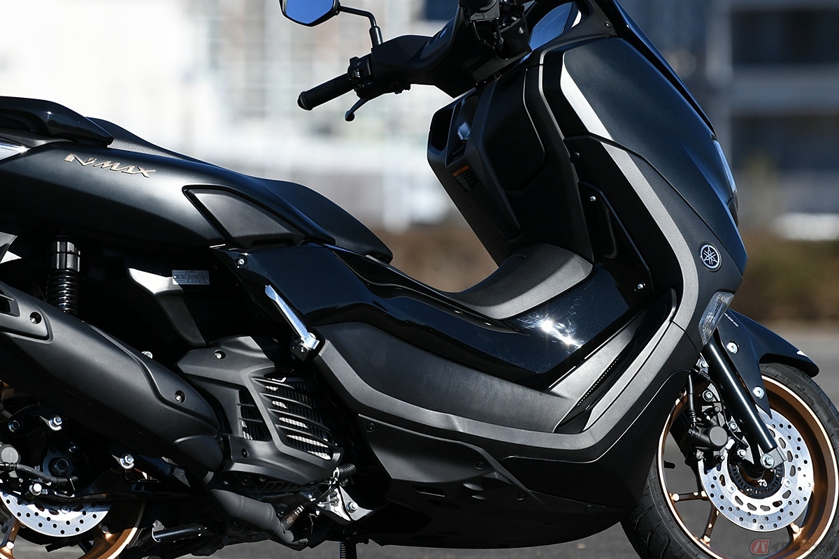 車体の真ん中が盛り上がり、ニイグリップしている様なスタイルで乗ることができる