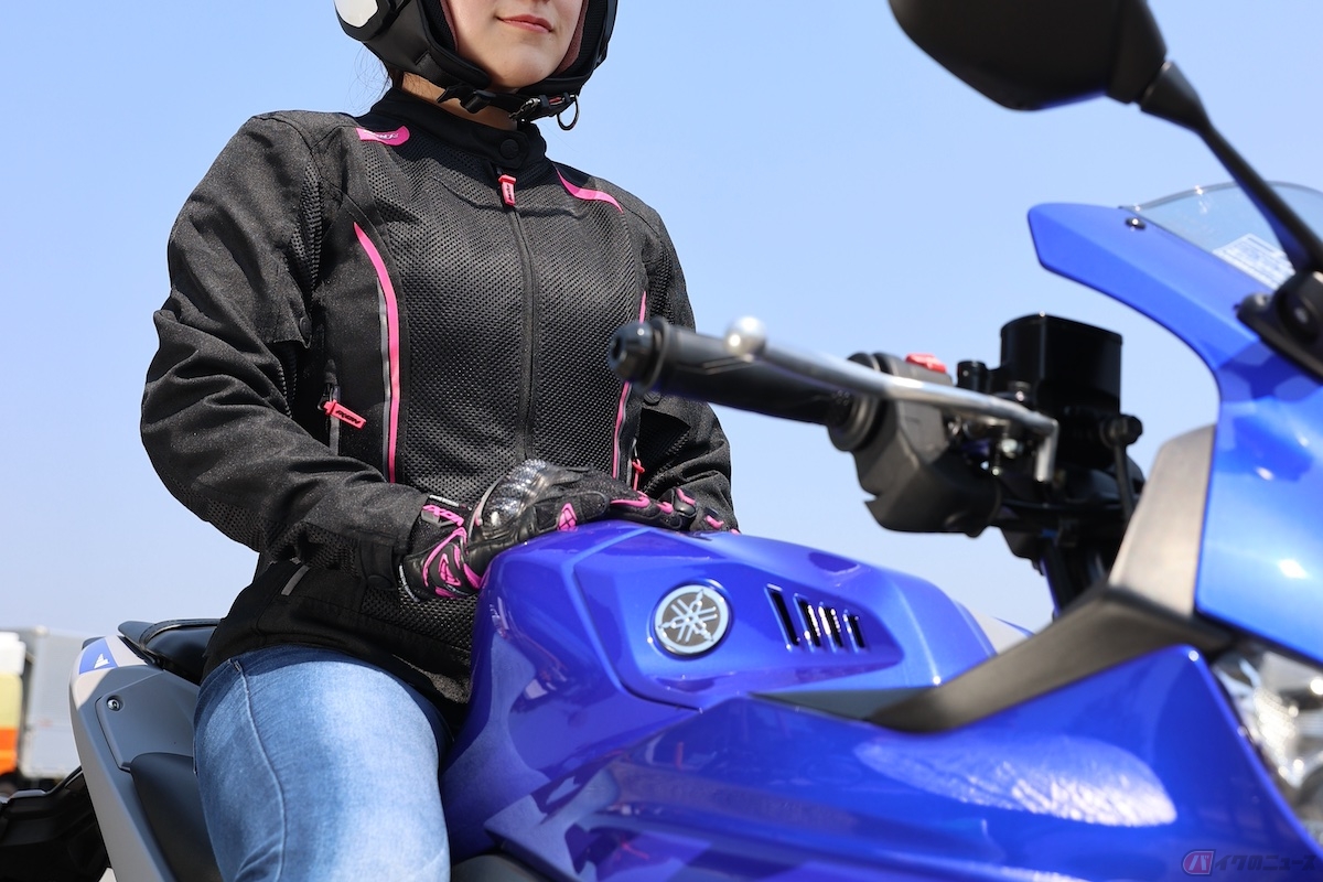 バイクウェアに付着した花粉を払い落としやすくするために花粉を落としやすい素材のウエアを着ることをおすすめします