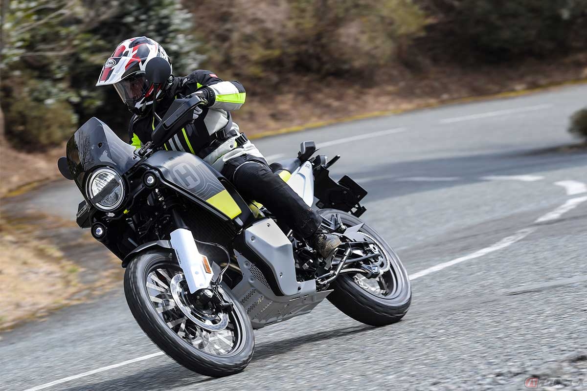 ハスクバーナ新型「Norden 901(ノーデン901)」に試乗する筆者(松井勉)
