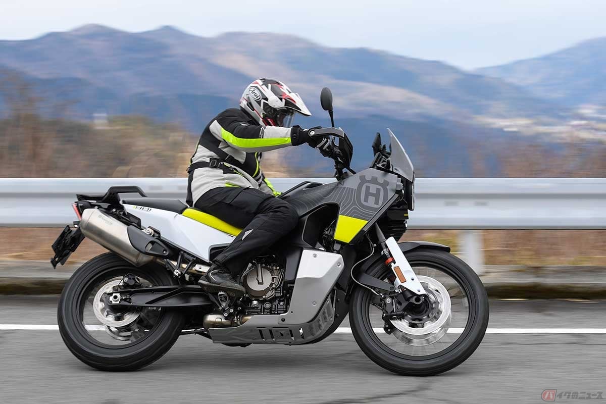 ハスクバーナ新型「Norden 901(ノーデン901)」に試乗する筆者(松井勉)