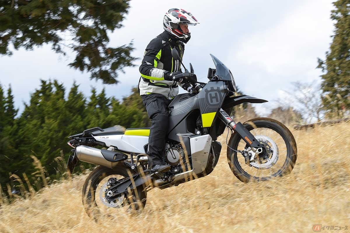 ハスクバーナ新型「Norden 901(ノーデン901)」に試乗する筆者(松井勉)
