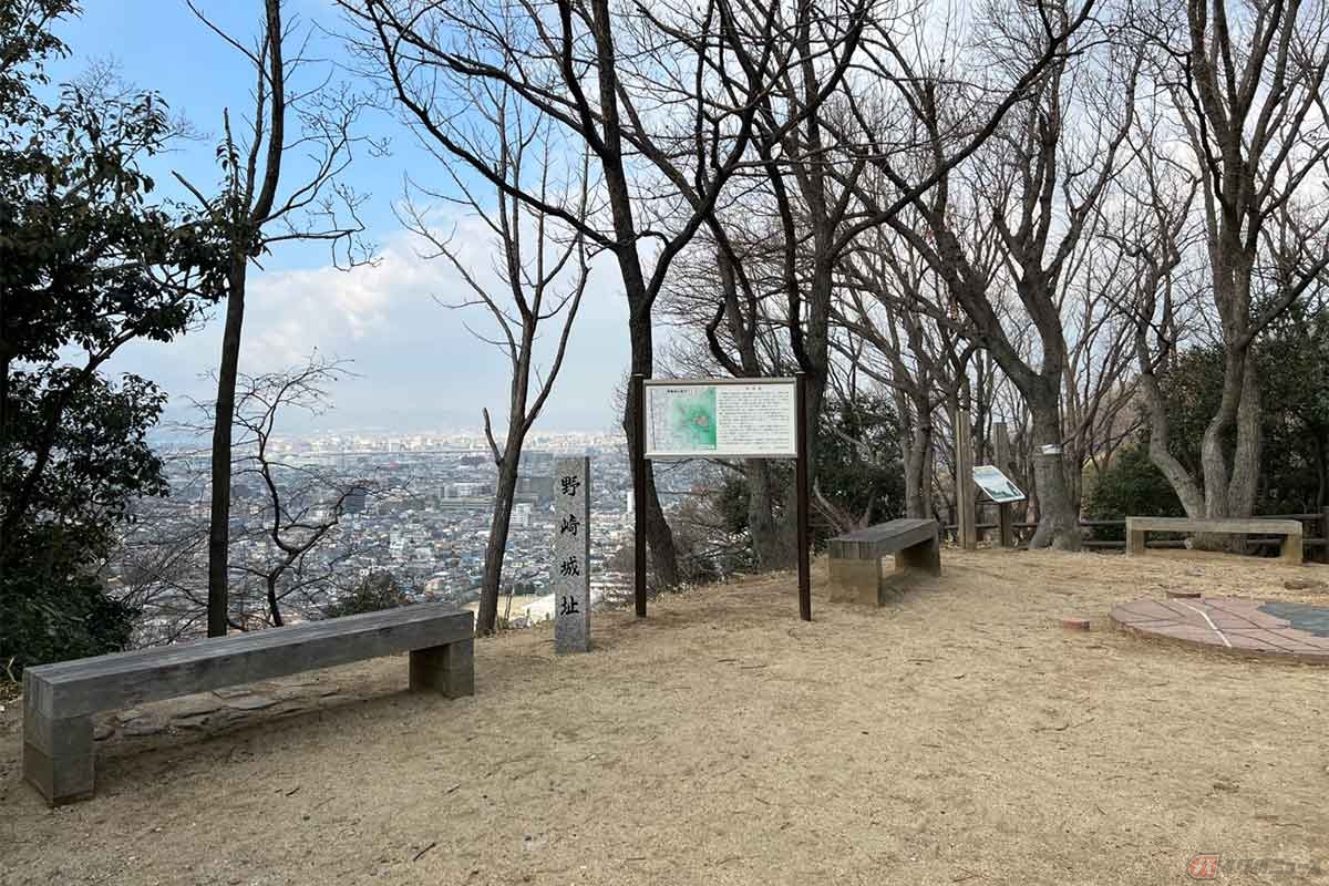 本郭は、まさにここだけが平地となっている。遠くの町並みを眺望できる