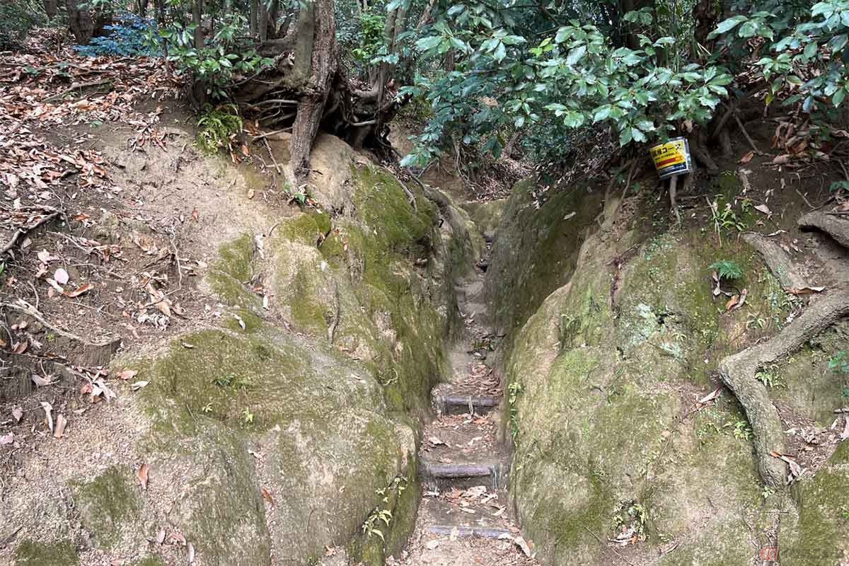 ハイキング道を進むと、岩石の間を通り抜ける道が出現。容易に敵が侵入できないのは一目瞭然だった