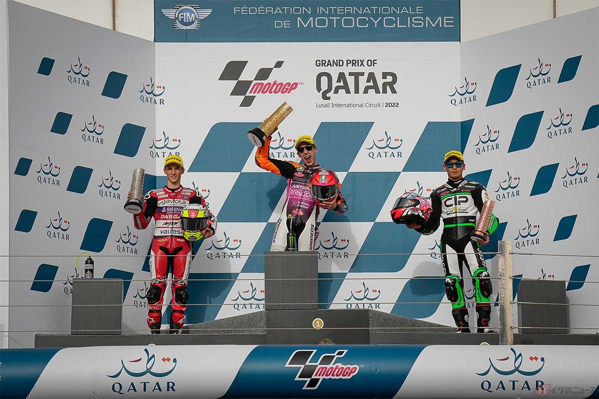 優勝したアンドレア・ミニョ選手(ホンダ/中央)、2位のセルジオ・ガルシア選手(ガスガス/左)、3位の鳥羽選手(KTM/右)